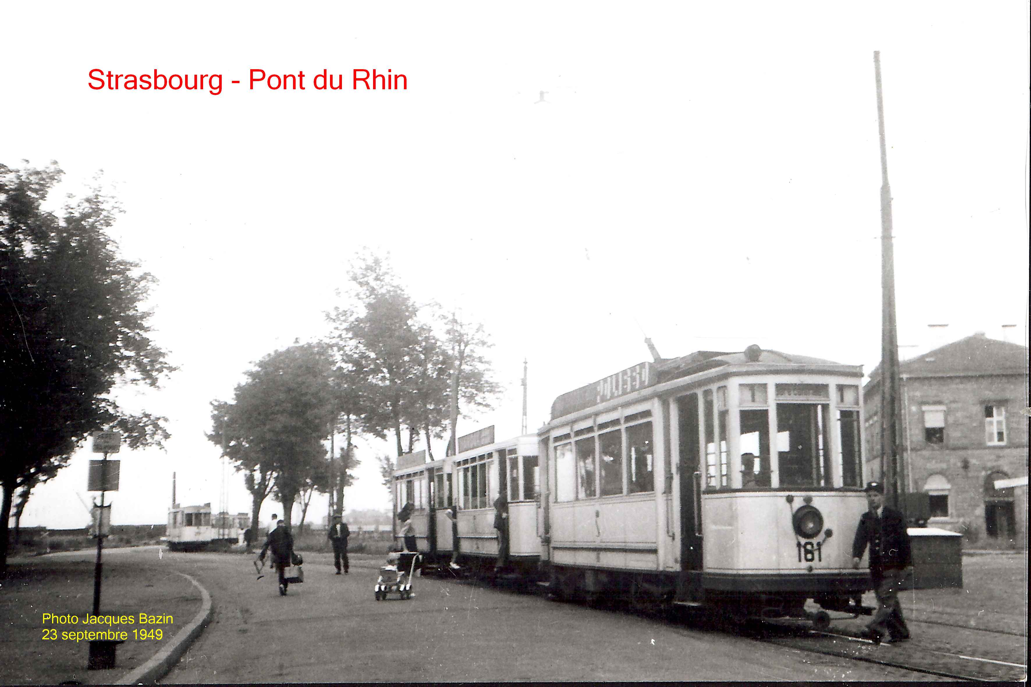 Concentration de trams au terminus du Pont du Rhin.